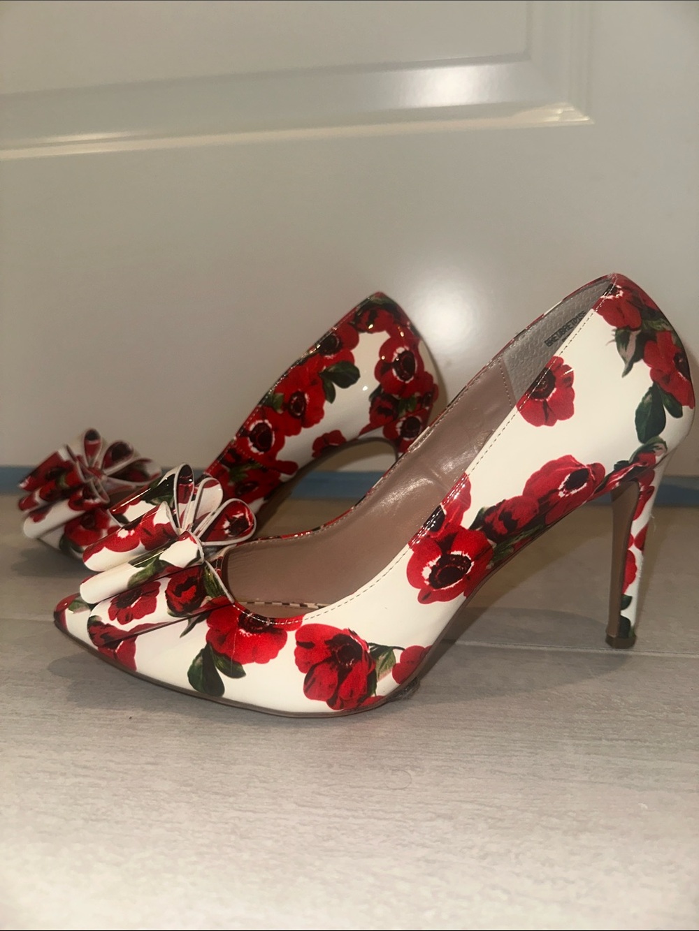 GUC Betsey Johnson Brand Red Rose Floral Bow Pointed-Toe High Heels White Flower - Picture 7 of 16